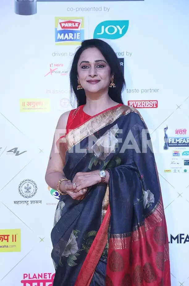 The beautiful Mrinal Kulkarni at the red carpet