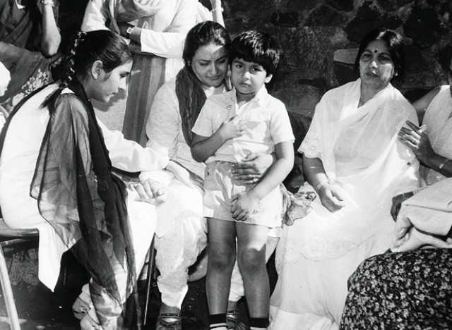 Nadira with children Juhi and Aarya at Smita's funeral