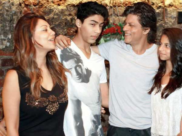 Gauri and Suhana strike a pose while Shah Rukh and Aryan get close ...