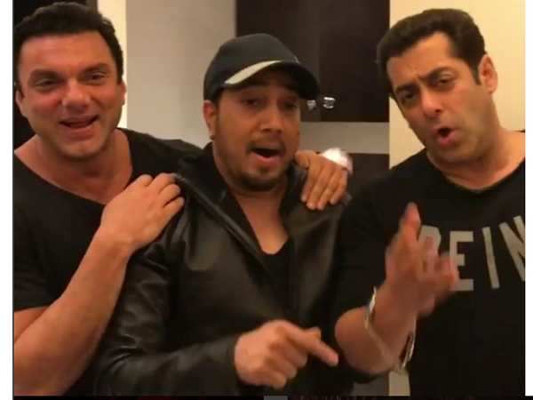 Salman Khan turns singer on brother Sohail Khan’s birthday | Filmfare.com