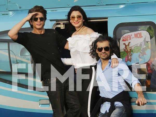 Shah Rukh Khan, Anushka Sharma and Imtiaz Ali’s chopper ride over Delhi is super cool
