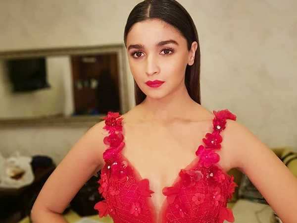 latest pics of alia bhatt in red