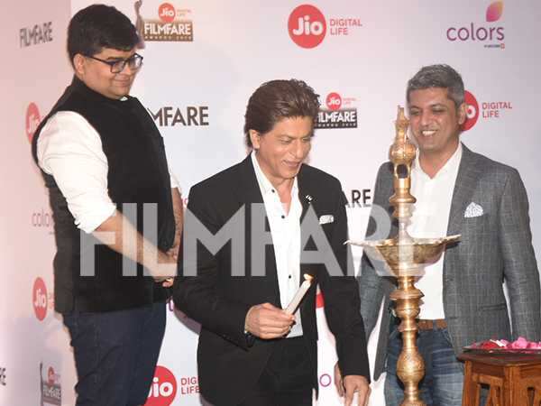 Photos! Shah Rukh Khan slays at the Jio Filmfare Awards 2018 press conference