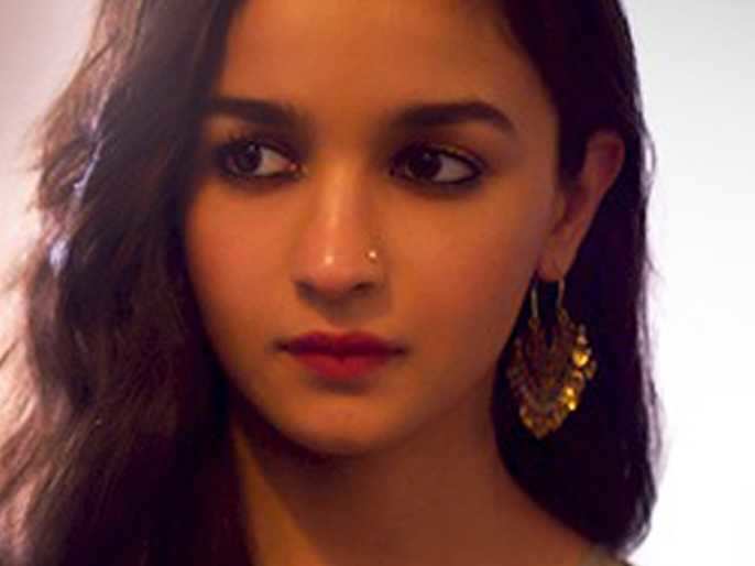 Alia Bhatt is the Undisputed Queen of No Makeup in the First Look of Raazi  - News18