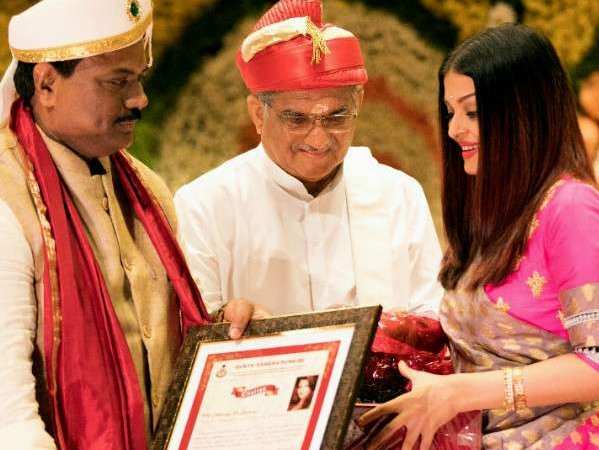 Aishwarya Rai Bachchan honoured with the title of Woman of Substance in Pune