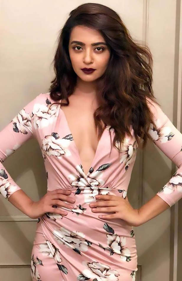 Surveen Chawla opens up about marriage to Akshay Thakker and more | Filmfare.com