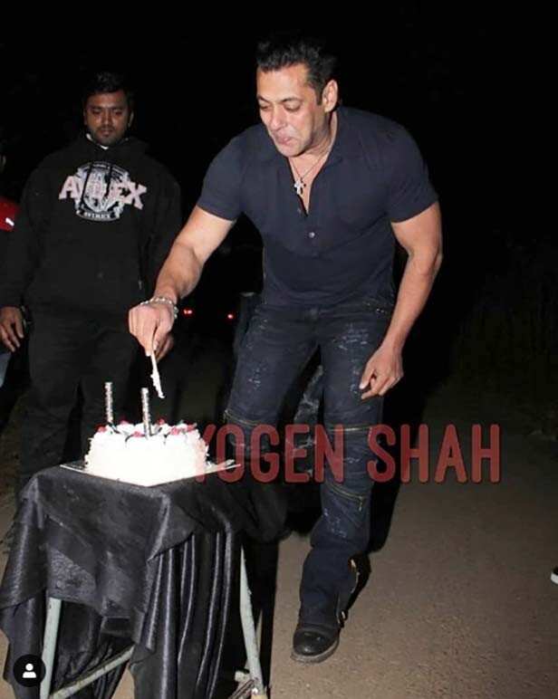 Salman Khan's 57th Birthday Bash: Cuts birthday cake with paps; Shah Rukh  Khan and other celebs attend party in style: Pics Inside