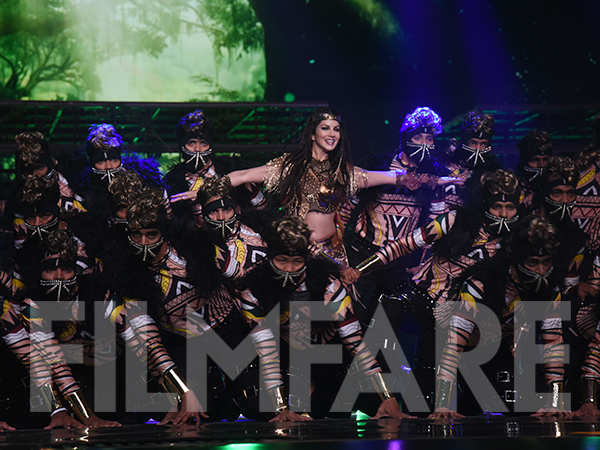 Sizzling Hot! Sunny Leone sets the temperature soaring at the 63rd Jio Filmfare Awards