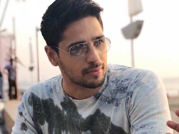 Amitabh Bachchan & Sidharth Malhotra To Work Together On Screen For  Aankhein 2