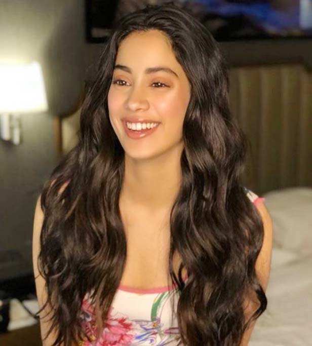 Janhvi Kapoor reacts to Khushi Kapoor's new hairstyle: 'Where are your  bangs?' | Bollywood - Hindustan Times