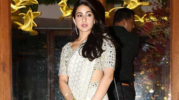 This is how Kareena Kapoor Khan is helping Sara Ali Khan | Filmfare.com