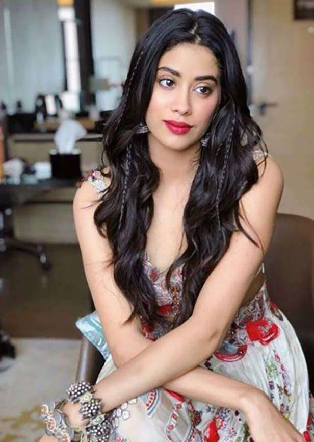 Janhvi Kapoor's Hair Care Routine Before A Red Carpet Appearance Is A Messy  Solution To Gorgeous Hair