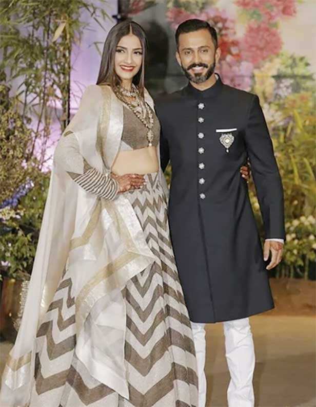 Sonam Kapoor Breaks Down Into Tears At Rhea Kapoor's Wedding, Welcomes  Karan Boolani In Family