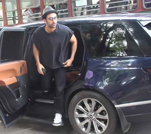 Airport Look: Ranbir Kapoor wears an expensive T-shirt once worn