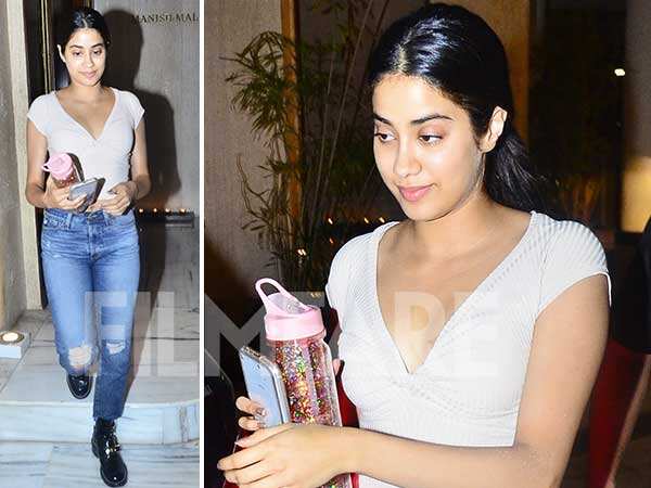 Janhvi Kapoor catches up with Manish Malhotra | Filmfare.com