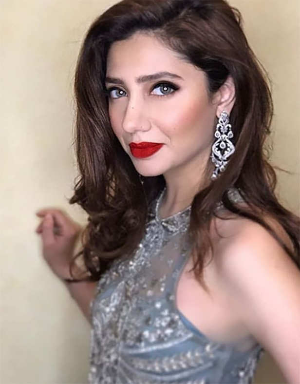 Just Mahira Khan Looking Radiant In New Pics From Her Mehendi Ceremony