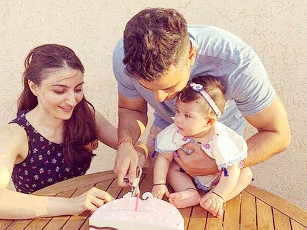 Aww Soha Ali Khan And Kunal Kemmu Celebrate Daughter Inaaya S