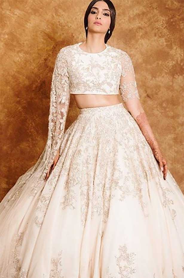 Sonam Kapoor, Sara Ali Khan & More Show You How To Wear White For Upcoming  Wedding Season | HerZindagi