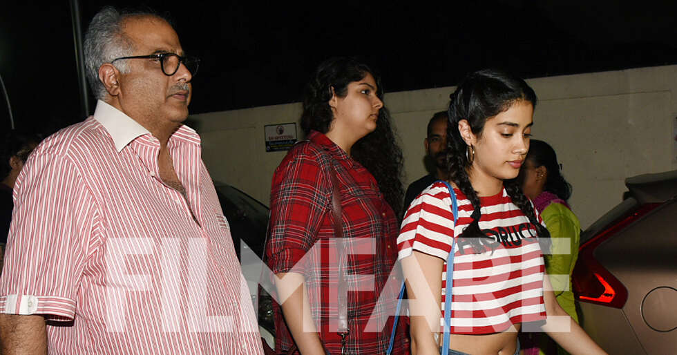 Janhvi, Anshula Kapoor step out for a movie with dad Boney Kapoor ...