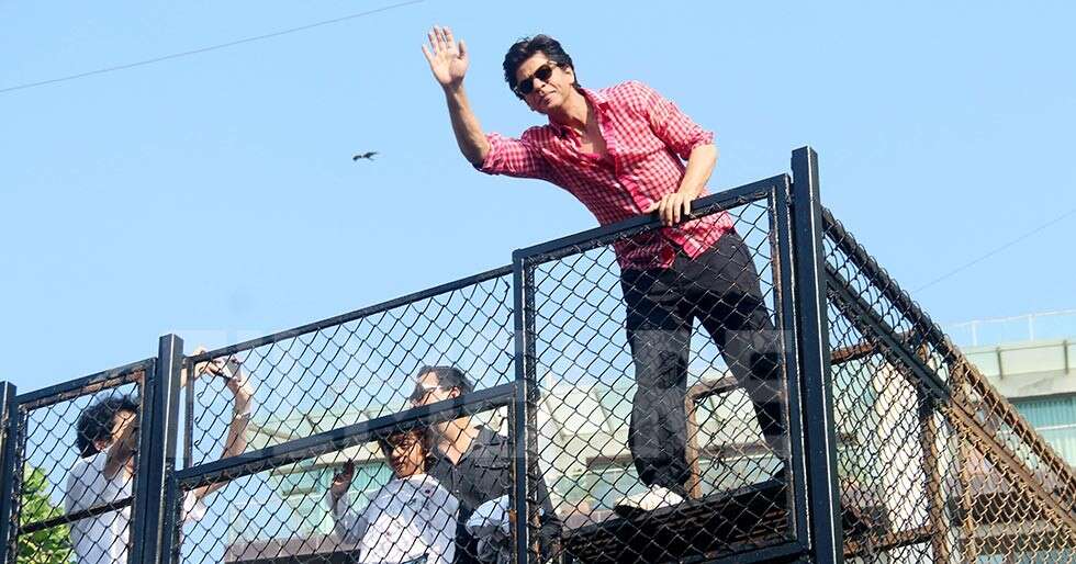 8 pictures of Shah Rukh Khan greeting his fans with son AbRam ...