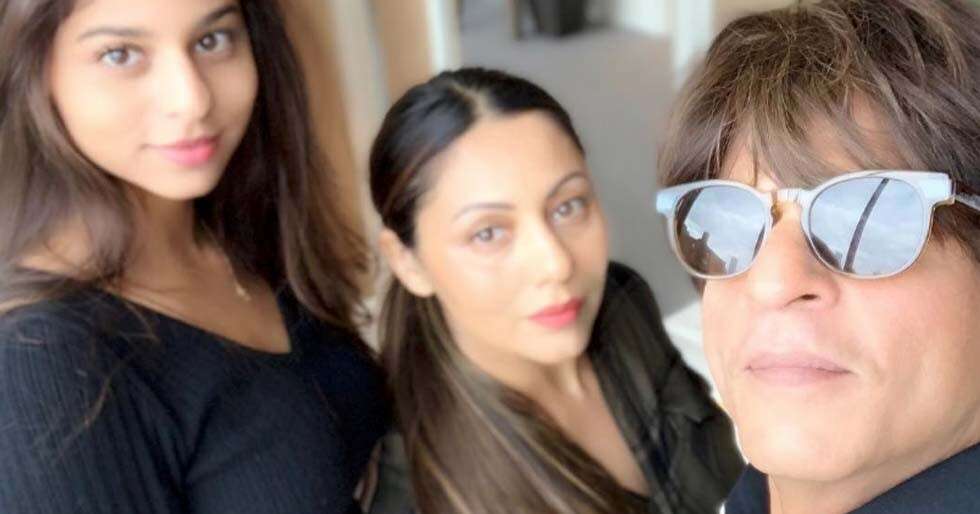 Shah Rukh Khan strikes a pose with Gauri and Suhana Khan in New York ...