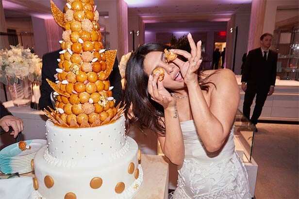 24-carat gold was used to decorate Priyanka Chopra and Nick Jonas's  engagement cake?