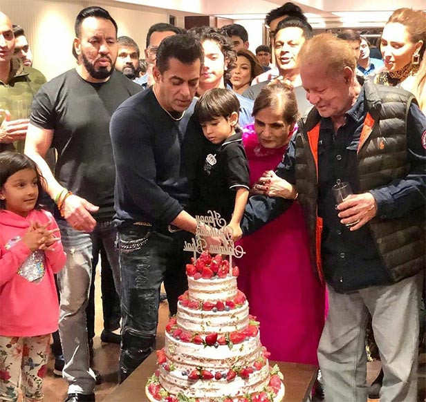 Fan brought cake for Salman Khan, photo goes viral | NewsTrack English 1
