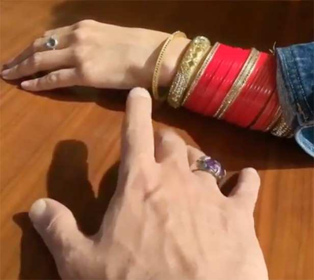 shahrukh khan hand bracelet in dilwale