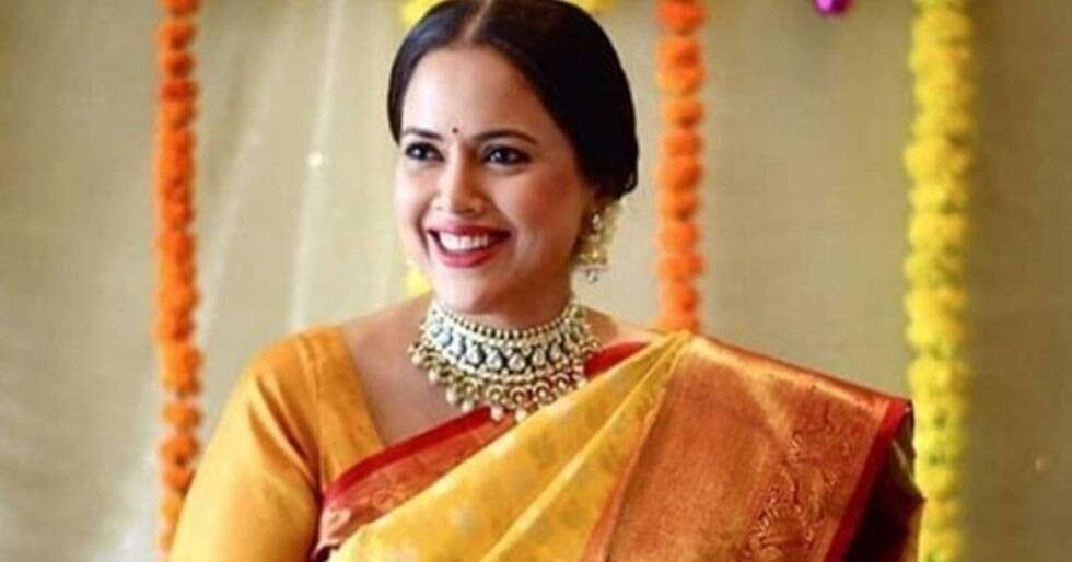 Sameera Reddy shares the first picture of her new born baby girl ...