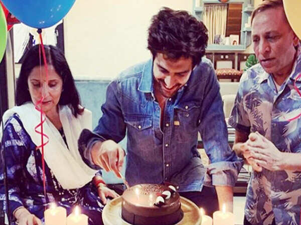 Kartik Aaryan Rings In His Birthday With His Family | Filmfare.com