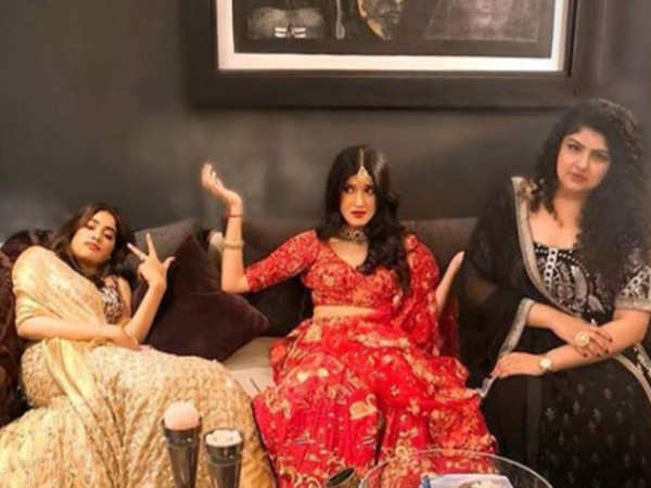 Photo Alert: Janhvi Kapoor, Shanaya Kapoor and Anshula Kapoor get goofy