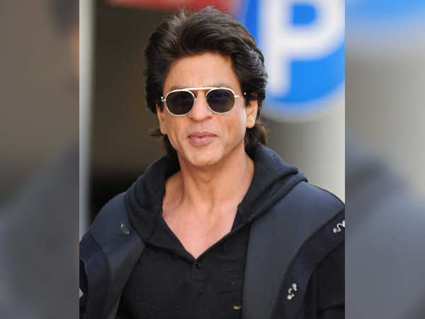 Shah Rukh Khan treats fans with his signature pose at Delhi event