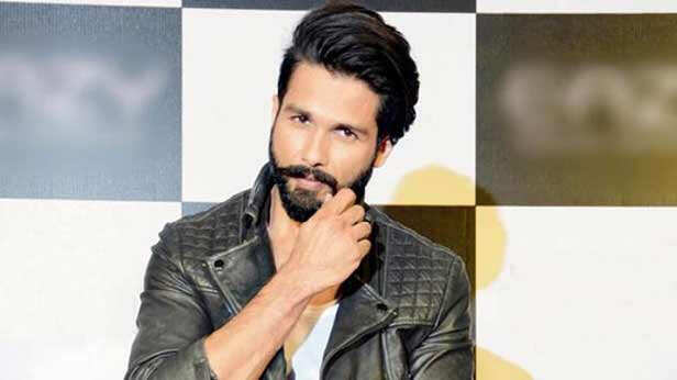 Shahid Kapoor shows Jersey to his entourage before saying yes to the ...