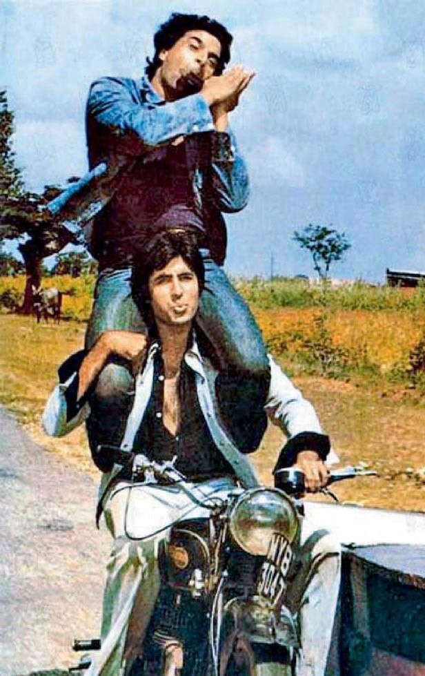 Amitabh Bachchan shares a throwback picture from Sholay’s premiere