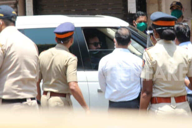 Kareena Kapoor Khan Saif Arriving At Hospital