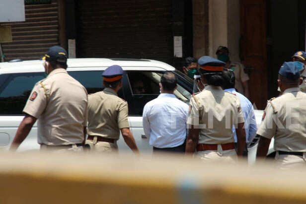 Saif Kareena Kapoor Khan  Arriving At Hospital