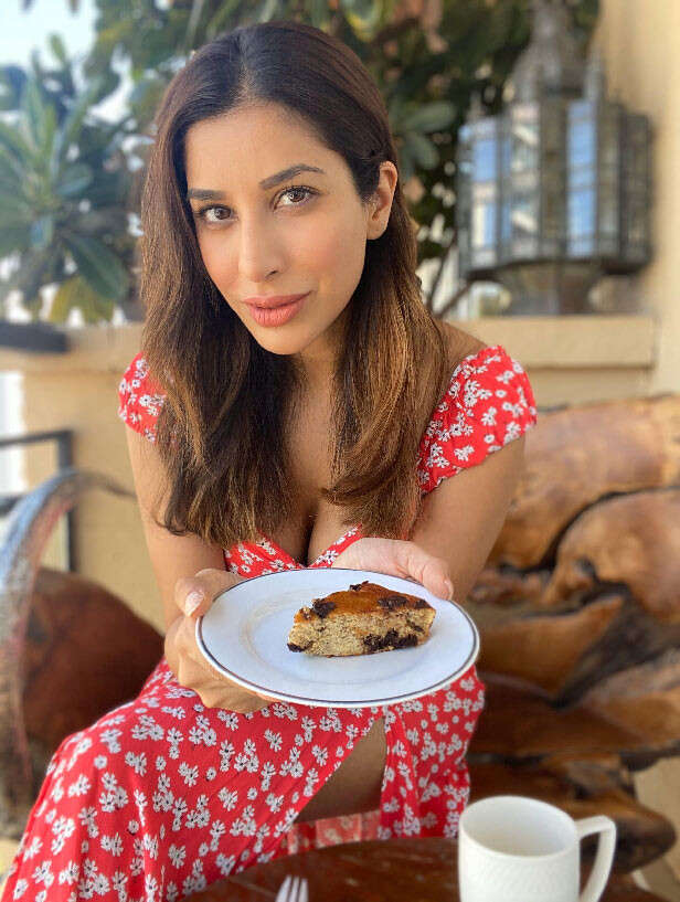 Filmfare Lockdown Cooking: Sophie Choudry’s Banana Chocolate Cake ...