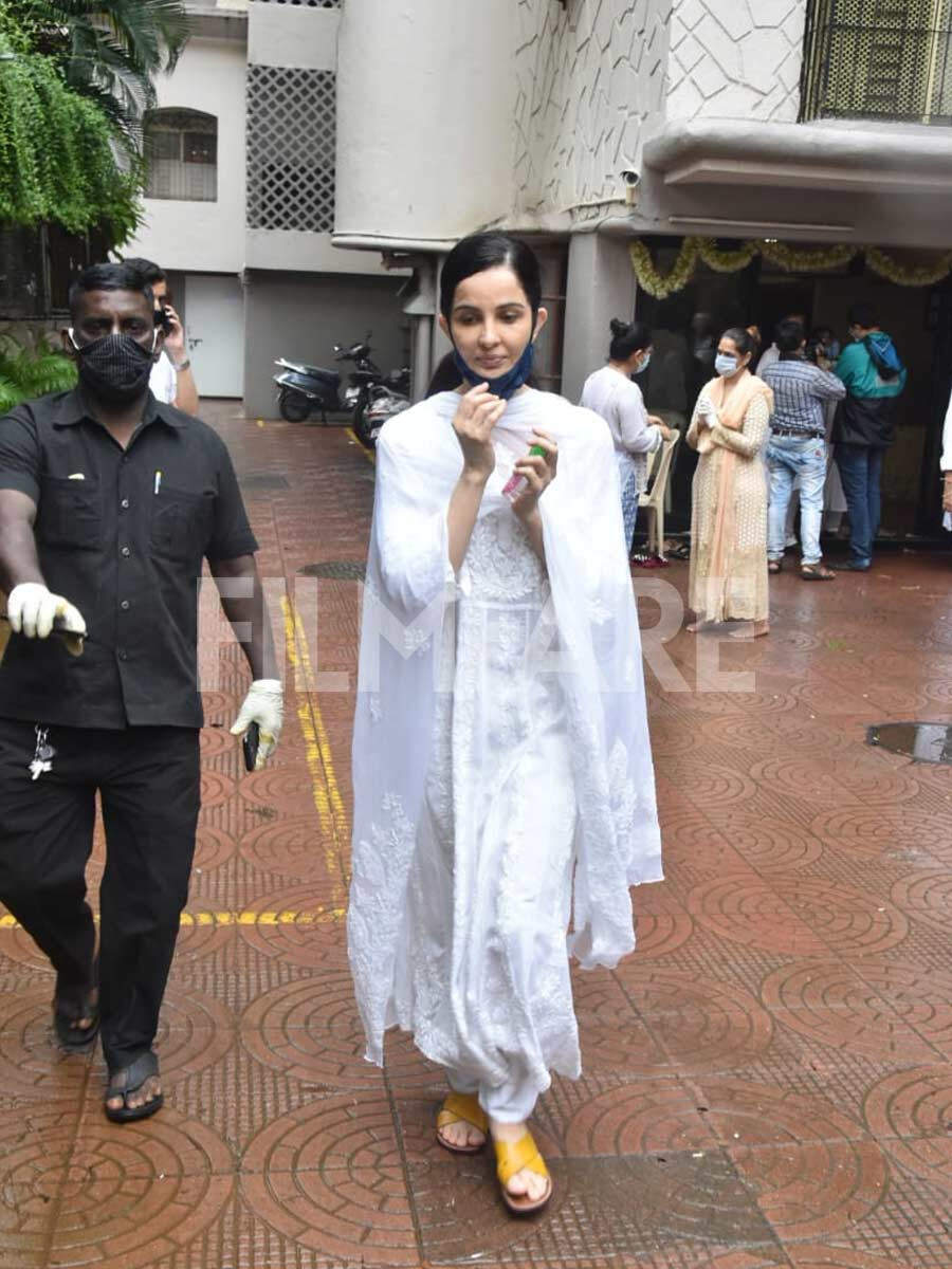 Photos: Family Members Pay Their Last Respects To Late Pandit Jasraj 