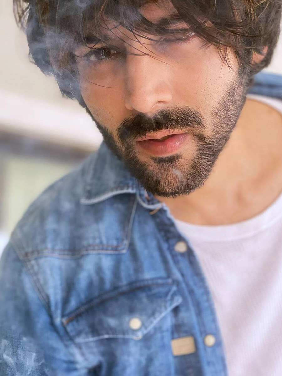 Kartik Aaryan wants to know the answer to a social-media trend which