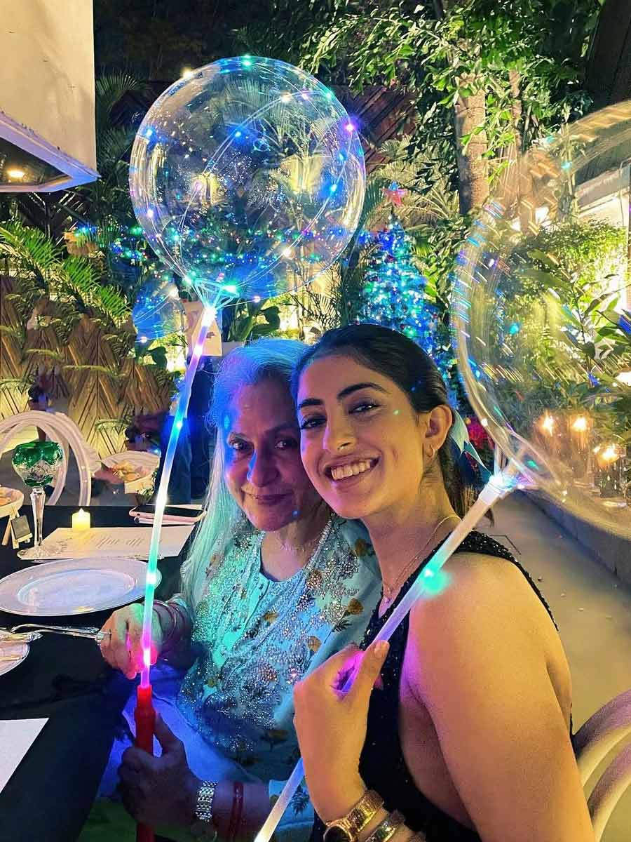 All pictures from Amitabh Bachchan's pre-Christmas family dinner |  Filmfare.com