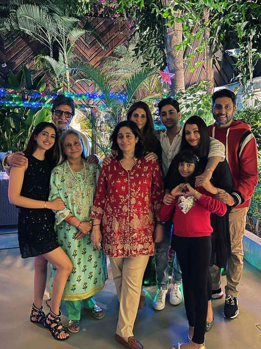 All pictures from Amitabh Bachchan's pre-Christmas family dinner |  Filmfare.com