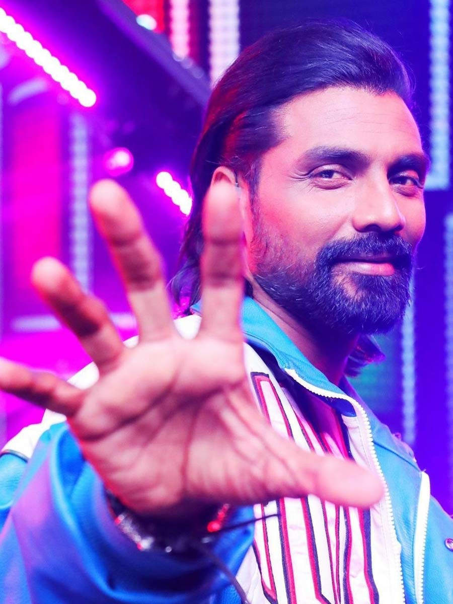 Remo D'Souza makes the doctors groove with him in this video; Watch here -  Bollywood Dhamaka