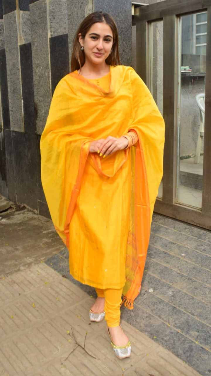 sara ali khan bandhani saree