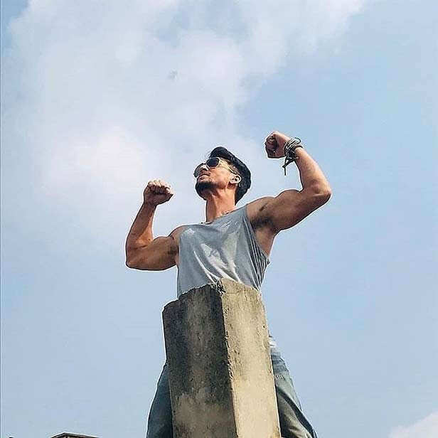 Video: Tiger Shroff flaunts his abs for his fans in Jaipur | Filmfare.com