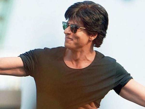Shah Rukh does midnight ritual, greets fans with signature pose on 58th  birthday | Bollywood - Hindustan Times