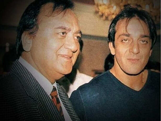 Sanjay Dutt a partagé un lien étroit avec son défunt père Sunil Dutt. Nous en avons tous eu un aperçu dans son biopic Sanju en 2018. L'acteur était rebelle alors qu'il était jeune et est revenu sur la bonne voie grâce au soutien indéfectible de son père et à son amour inconditionnel. Aujourd'hui, à l'occasion du 91e anniversaire de naissance de Sunil Dutt, l'acteur est allé sur Instagram pour publier une photo spéciale avec lui et l'a titrée comme suit: «Vous avez toujours été ma source de force et de bonheur. Joyeux anniversaire papa! 