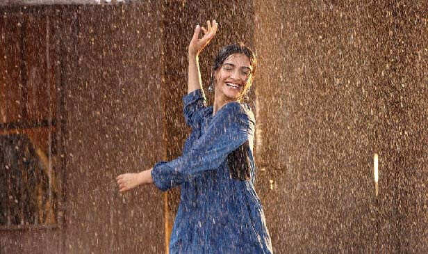 Sonam Kapoor Welcomes The First Showers Poetically | Filmfare.com