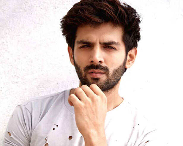 Kartik Aaryan borrows his hairstylist’s t-shirt and changes on the road ...