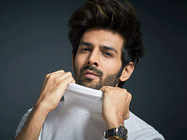 Kartik Aaryan borrows his hairstylist’s t-shirt and changes on the road ...