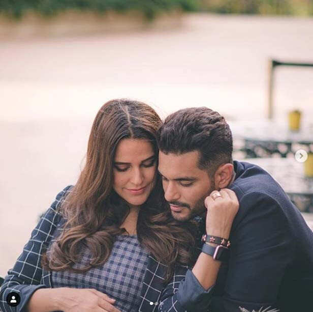 Angad Bedi et Neha Dhupia sont un couple qui donne régulièrement à ses fans l'inspiration que ce soit avec leur look élégant, leur affection éternelle et leur amour de famille. Le duo prétend avoir trouvé l'amour en chacun après avoir été ses meilleurs amis pendant des années. Neha et Angad se sont mariés le 10 avril 2018. Deux ans derrière eux, ils continuent de partager un lien incassable. Ils adorent la fille de Mehr. Alors que le couple célèbre son 2e anniversaire aujourd'hui, à l'occasion heureuse, nous vous présentons 10 photos des deux qui symbolisent l'amour pur. Faites tremper dans la bouillie.